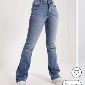 Jätte snygga flared jeans från JDY (använda fåtal gånger nypris:450kr) köpt på Nelly.com (bra längd på mig som är 170)