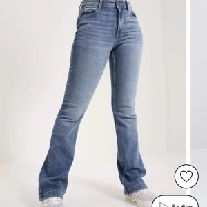 Jeans - Jätte snygga flared jeans från JDY (använda fåtal gånger nypris:450kr) köpt på Nelly.com (bra längd på mig som är 170)