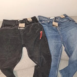 Pull & bear 2 par jeans - Båda oanvända och storlek 38 Paketpriset är 250  Annars 150 styck 