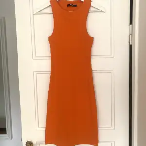 Orange, ribbad klänning från BikBok. Storlek S 🫶🏼