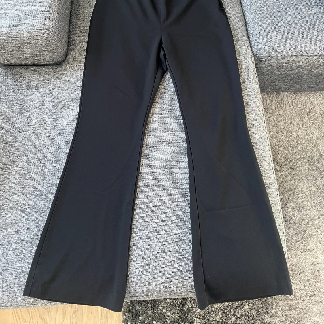 Svarta utsvängda kostymbyxor