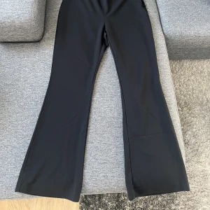 Svarta utsvängda kostymbyxor - Svarta utsvängda kostymbyxor från HM. I storlek EU44 men passar även EU42.