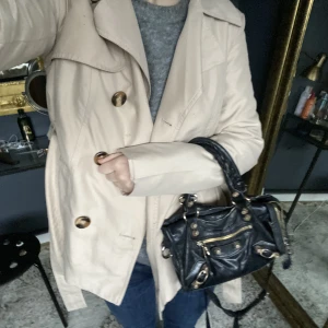 Kort treanchcoat - Super fin lite tunnare höst kappa, knappt använd och jättefint skick! Skriv vid frågor eller fler bilder💞