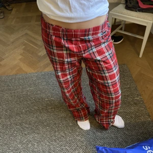 Rött/rutigt pyjamas set❤️ - Fint rutigt pyjamas set från H&M. Ingår båda delar, är i väldigt bra skick köpt förra vintern☃️❣️