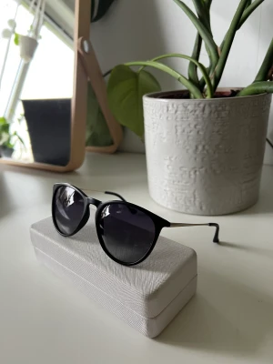 Solglasögon pilgrim - Så fina solglasögon från märket pilgrim. Knappt använda, köptes för 1 år sedan Nypris 500 kr