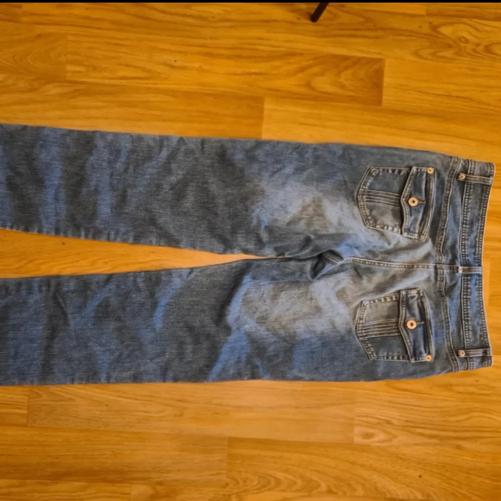 Ljusblåa low-waist jeans. Jeans & Byxor.