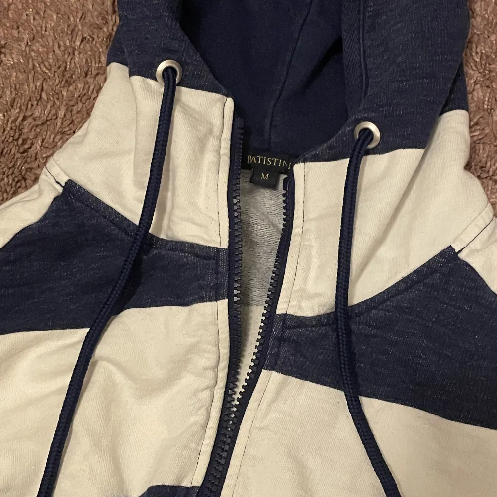 en jätte fin och skön zip up hoodie som jag har köpt second hand men är jätte bra kvalitet! den är såklart använd men inte några synliga skador 💗. Hoodies.