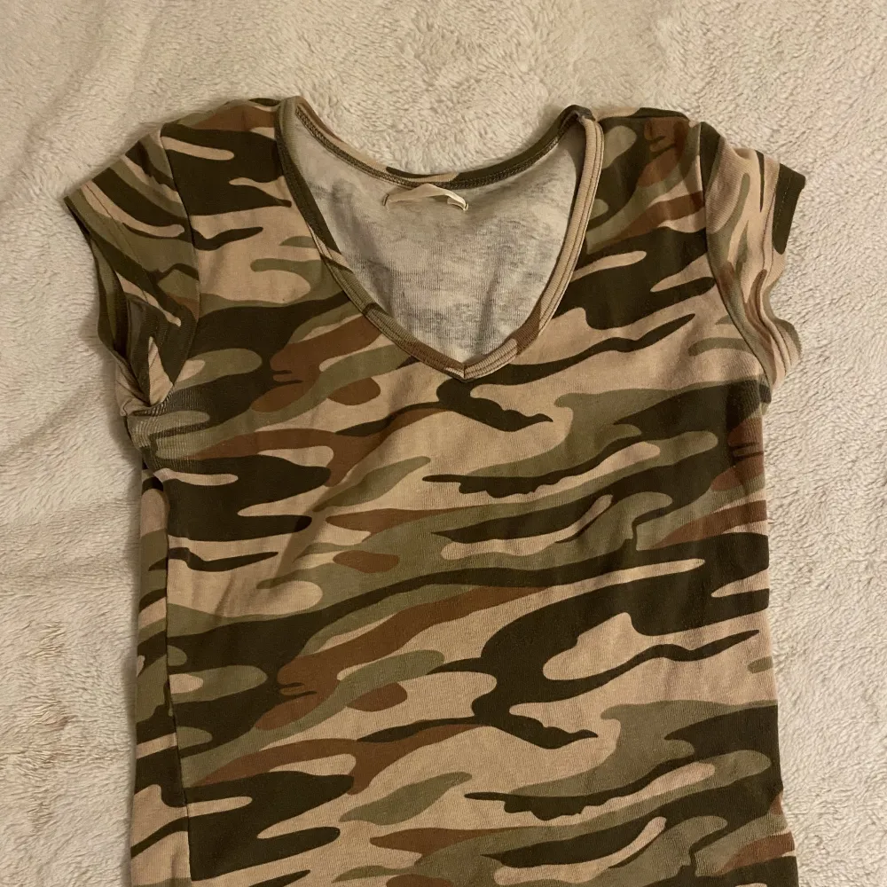 Camouflage Top, Y2K, newly bought. size S L: 46 wide: 38. Toppar.