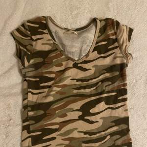 Camouflage Top, Y2K, newly bought. size S L: 46 wide: 38