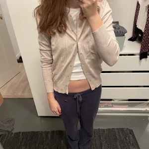 Beige kofta hm - Så nice och skön kofta från hm. Passar till allt. Storlek M men passar  S. Hör av dig vid frågor💞