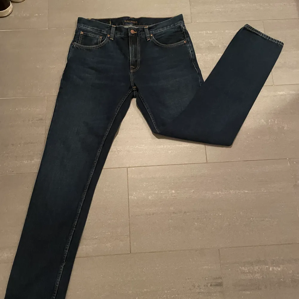 Säljer ett par helt nya nudie jeans i modell gritty Jackson. Storleken är 33/34. Nypris 1600. . Jeans & Byxor.