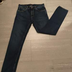 Säljer ett par helt nya nudie jeans i modell gritty Jackson. Storleken är 33/34. Nypris 1600. 