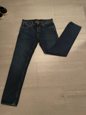 Nudie jeans - Säljer ett par helt nya nudie jeans i modell gritty Jackson. Storleken är 33/34. Nypris 1600. 