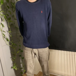 Ralph Lauren stickad tröja  - As fet Ralph Lauren tröja. Skick 8/10 då den har en liten missfärgning. Passar för bra med gråa jeans. Storleken är L men den passar som en standard M. Skriv för fler bilder eller någon som helst fundering💙