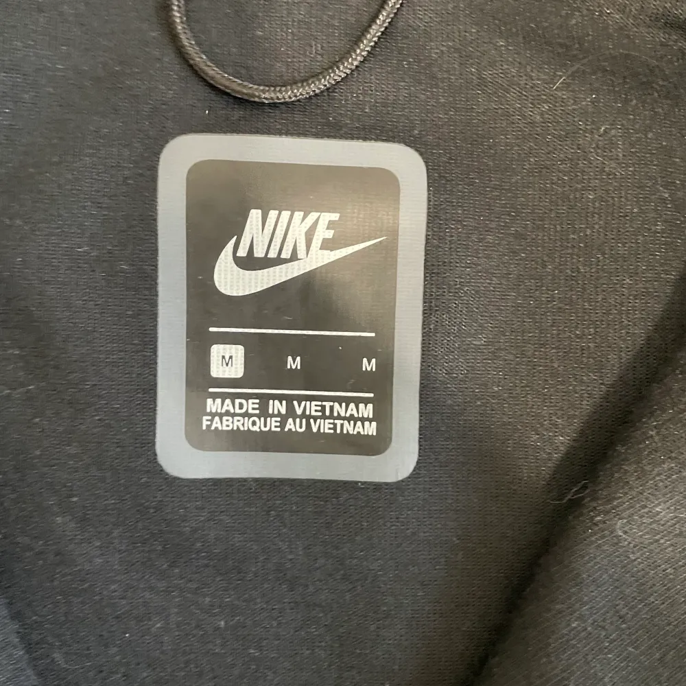 Hej! Jag har en helt ny Nike Tech Fleece till försäljning, 500 kr. Den köptes här på Plick tillsammans med byxorna för 1300 kr, men jag säljer den eftersom jag har ändrat stil. Ett fantastiskt erbjudande för dig!. Hoodies.