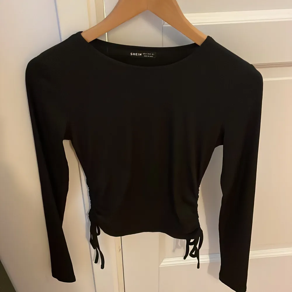 En svart långärmad tröja i nästan träningsmaterial, storlek M (funkar även som S) . Köpt hos Shein och är fortfarande i bra skick! använd få gånger. Tröjor & Koftor.