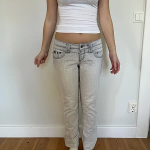 Lågmidjade grå jeans  - Snygga vintage jeans!💕  Midjemått( rätt över): 41 Inerbenslängd: 70  Modellen på bilden är 168cm   Köp gärna via ”KÖP NU”💖 Skriv ifall ni har några frågor eller funderingar // perfectjeans🫶