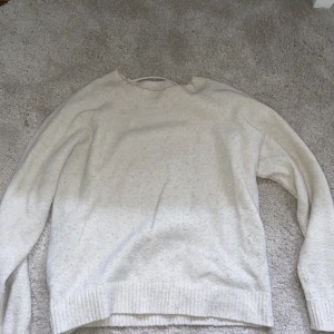 Stickad tröja  - Tunnare stickad tröja. Passar CS för oversized look annars sitter den tightare. 