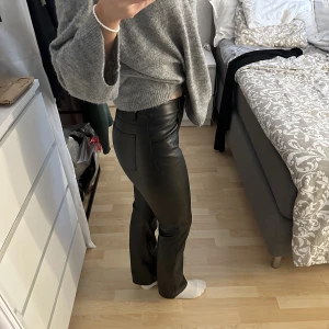 Skinnbyxa - Säljer dessa fina skinnbyxor från bikbok som jag så gärna önska passa men dom är tyvärr för små… De är endast använda en gång och jag är 172 som referens🫶🏼Skriv för fler bilder och priset går att diskutera