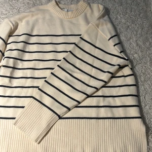 stickad tröja  - Tjock jättefin stickad tröja från Zara. Endast testat, alltså bra kvalitet. Inte stiksig utan jättemjukt material. Säljer pga den kommer inte till användning. Storlek S💕💕