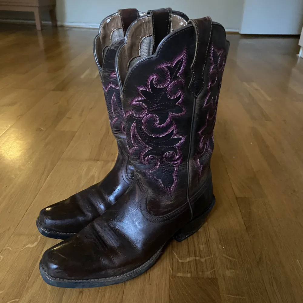 Superfina cowboy-boots med fina rosa detaljer! Köpta för ett år sen och endast använda en gång då dem tyvärr är lite för små för mig. Storlek 38/39. Skor.