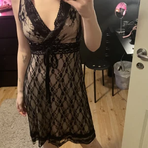 Romantisk klänning💗 - Superfin klänning, beige med svart spets och knyte runt midjan❣️köparen står för frakt