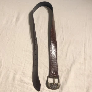 VINTAGE 70 TALS BÄLTE  - Supersnyggt vintage 70-tals inspirerat bälte ⭐️ Supercoolt & passar till allt. Ganska litet i storleken & passar bäst för XS-S. Enda defekten är en liten reva i det mest använda hålet, är lätt att laga med ex lim eller liknande, ingenting som märkts av! ⭐️🫶