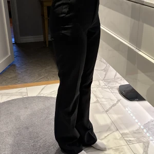 Kostymbyxor  - Högmidjad Bikbok Svart