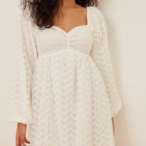 Vit Na-kd x Ida Carlsson klänning - Säljer nu min fina studentklänning som är slut på hemsidan!! Endast använd en gång och den är i bra skick. Köpte den för 679 kr😇