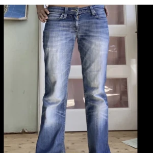 Levis jeans - Vintage Levis jeans som tyvärr blivit lite små på mig nu💓Sitter annars jättesnyggt och väldigt sköna, är uppsprättade för att dom skulle bli längre 😊 Obs! Liten rivning på ena benet , skriv priv vid frågor 💬 