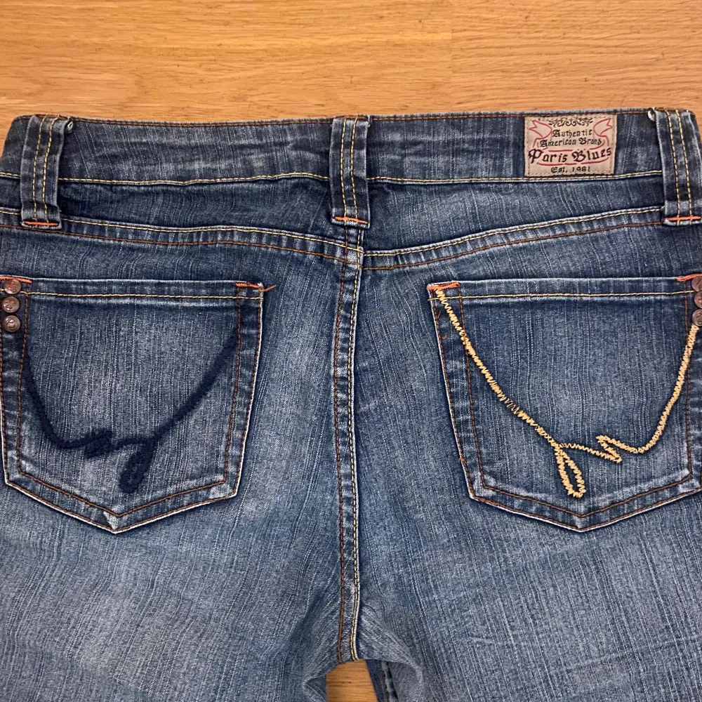 Supersnygga straight leg jeans i superbra skick, anledning till att de säljs är för de var för korta på mig. Ställ hur många frågor ni vill och är alltid öppen för prisförslag💗 Midjemått: 40cm Innerbenslängd: 71cm. Jeans & Byxor.