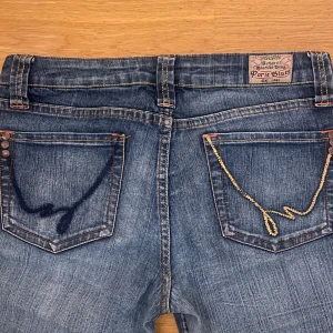 Jeans! - Supersnygga straight leg jeans i superbra skick, anledning till att de säljs är för de var för korta på mig. Ställ hur många frågor ni vill och är alltid öppen för prisförslag💗 Midjemått: 40cm Innerbenslängd: 71cm