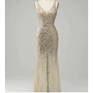 Balklänning - Superfin balklänning som är helt ny och oanvänd, endast testad. Säljer för 950 kr🥰 färg champagne/guld/beige