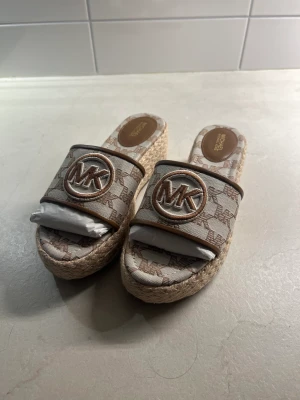 Michael Kors tofflor - Helt nya tofflor från Michael Kors, köpta på outlet i Spanien. Storlek 37. 