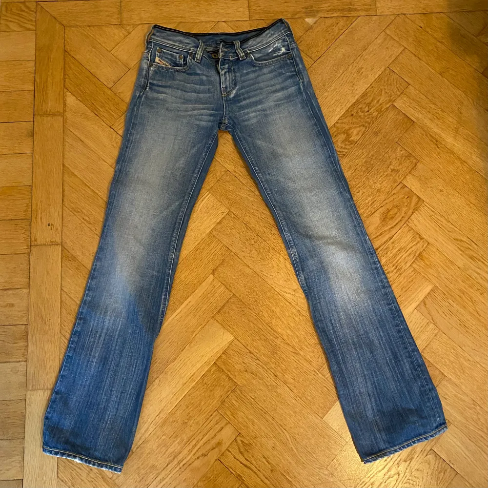 Ett par lågmidjade jeans från diesel köpta second hand.  Innerbenslängd: 82 cm Midja: 68 cm. Jeans & Byxor.