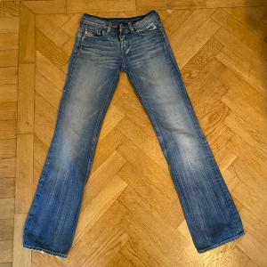 lågmidjade diesel jeans - Ett par lågmidjade jeans från diesel köpta second hand.  Innerbenslängd: 82 cm Midja: 68 cm