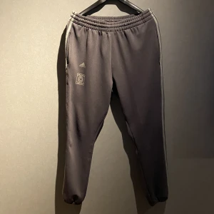 Calabasas trackpants - Calabasas trackpants i storlek M. Använda men i bra skick. 