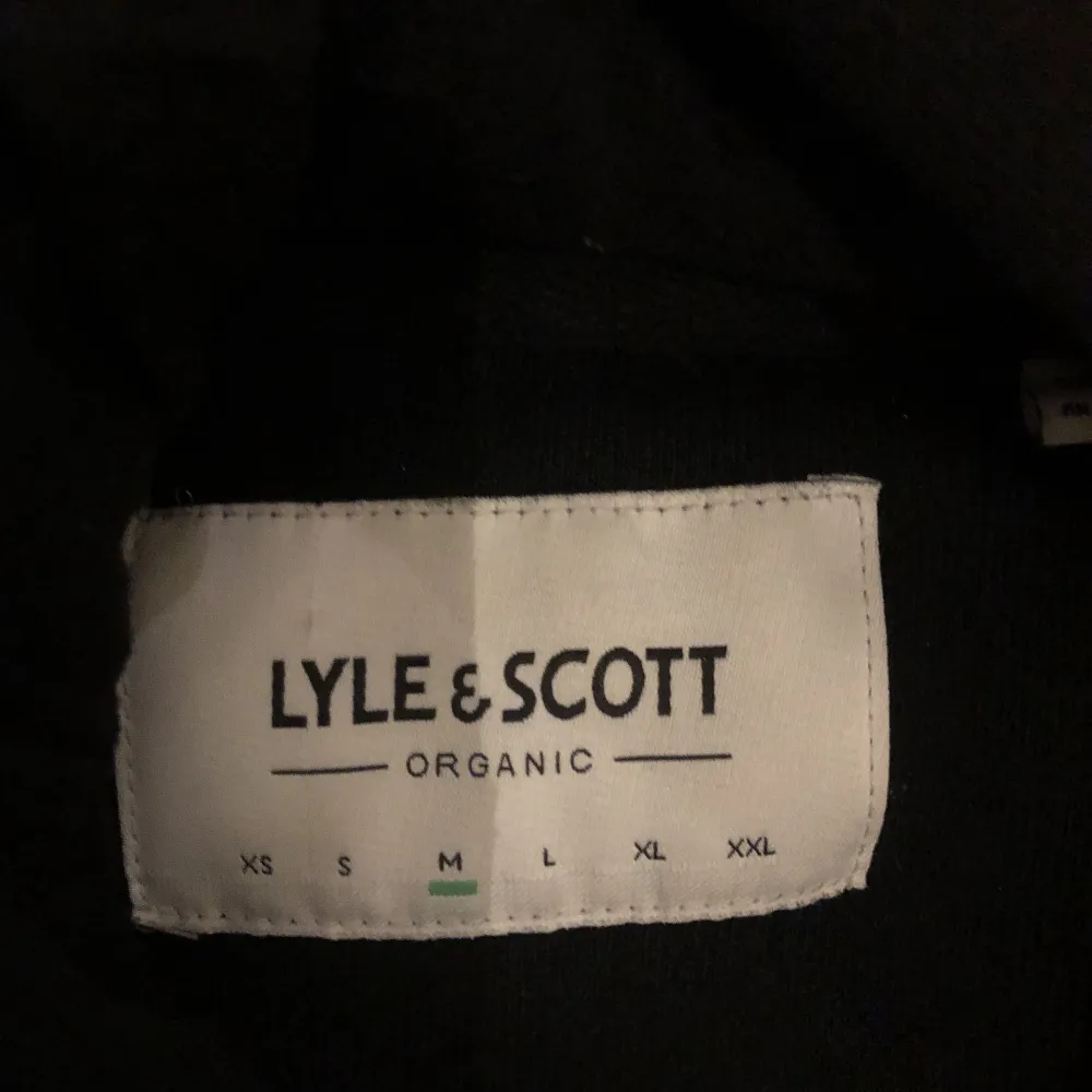 Säljer min svarta Lyle and Scott hoodie i storlek M, inte används på länge. Nypris 800-900 kr, mitt pris 250 kr. Skriv för frågor!. Hoodies.