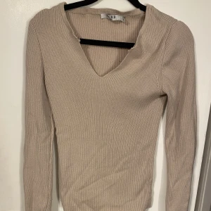 Nakd - Tröja från nakd med snygg hals. I en fin beige färg. Hör av er vid frågor och funderingar 🥰🥰
