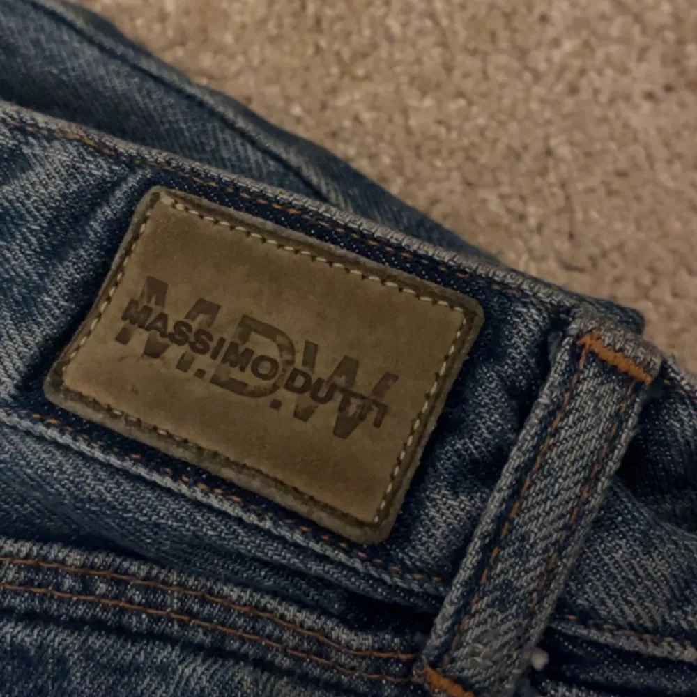 jättefina jeans med coola detaljet på sidan, bra skick inga defekter! tryck gärna köp nu! 💘💘. Jeans & Byxor.