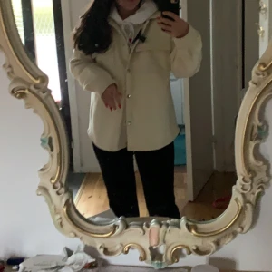 Kappa i färgen off with - Otrolig vacker kappa ifrån gina tricot i storlek 38🌸säljer därav har ingen användning av den. Man kan stylia den på så många sätt och är perfekt bra nu till hösten🍂🍁🍁