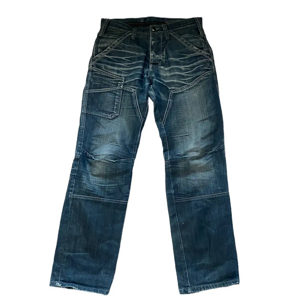 As coola baggy jeans från jack & jones i jättebra skick.   Innerbenslängd: 80 cm. ytterbenslängd: 102 cm Midjemått mätt rakt över: 42 cm. Jeans & Byxor.