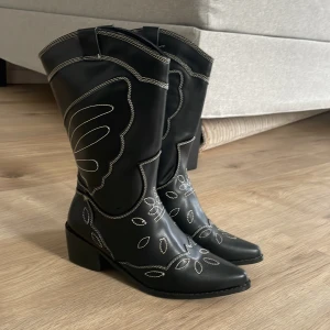 Cowboyboots  - Köpt från bohoo, aldrig använda