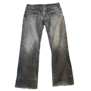 Jättefina gråa lågmidjade jeans från dolce & gabbana. Läs måtten nedanför innan ni ställer frågor om längden⬇️ Innerbenslängd: 72 cm ytterbenslängd: 94 cm 