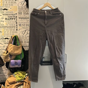 Gråa tygbyxor - Gråa tygbyxor från HM i storlek M. De är långa, bekväma och funkar året om.