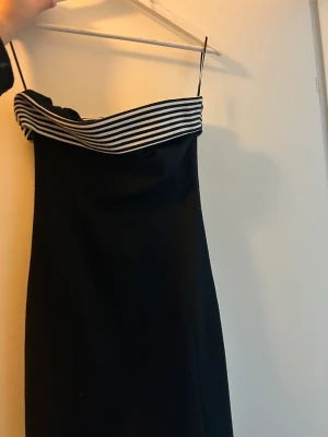 Zara klänning  - Säljer denna klänningen från zara! Köpt på sellpy! Skit snygg men aldrig använd! Strl xs