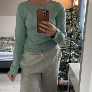 Grön söt tröja  - En grön söt tröja från lager 157,aldrig använd då jag alltid andvänder samma tröja fast vit.