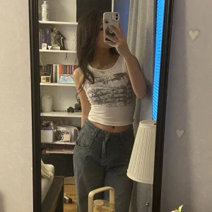 3 st toppar - 3 st Basic toppar perfekt för att skapa outfits! En svart as snygg linne, en gullig orange linne och en Y2K linne!! ALLA ÄR SOM NYSKICK ANVÄNT FÅRTALS GÅNGER!