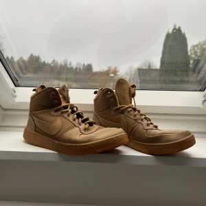 Nike skor - Bruna Nike skor från Intersport. 