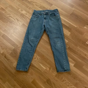 Jeans från vailent - Jeans från vailent i färgen blå. De är nästan oanvända och i fint skick. Vet inte vad de är värda så kom med förslag.